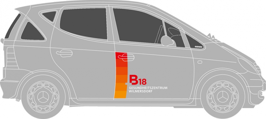 Montage des von okamo aus Berlin gestalteten Designs für eine Autobeschriftung mit dem Logo-Design von „B18 Gesundheitszentrum Wilmersdorf“ mit dem charakteristischen Farbverlauf