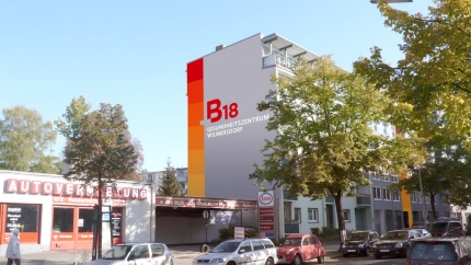 Fotomontage des von okamo aus Berlin gestalteten Designs für eine Außenwerbung für „B18 Gesundheitszentrum Wilmersdorf“