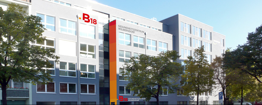 Fotomontage des von okamo aus Berlin gestalteten Designs für die Fassadengestaltung und Außenwerbung von „B18 Gesundheitszentrum Wilmersdorf“ in der Badenschen Straße 18 in Berlin mit dem charakteristischen Farbverlauf