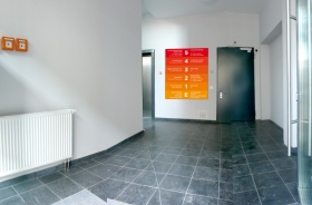 Fotomontage des von okamo aus Berlin gestalteten Designs für den sog. stillen Portier im Foyer von „B18 Gesundheitszentrum Wilmersdorf“ in der Badenschen Straße 18 in Berlin   – Ansicht I