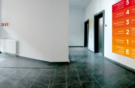 Fotomontage des von okamo aus Berlin gestalteten Designs für den sog. stillen Portier im Foyer von „B18 Gesundheitszentrum Wilmersdorf“ in der Badenschen Straße 18 in Berlin   – Ansicht II