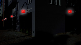 Fotomontage des von okamo aus Berlin gestalteten Designs für die Fassadengestaltung und Außenwerbung im Eckbereich des Gebäudes von „B18 Gesundheitszentrum Wilmersdorf“ in der Badenschen Straße 18 in Berlin mit den charakteristischen Farbwürfeln – bei Nacht