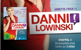 Das von okamo aus Berlin gestaltete Logo-Design für die Grimmepreis prämierte und mit dem deutschen Fernsehpreis ausgezeichnete Sat.1 Serie „Danni Lowinski“ auf dem DVD-Cover der Staffel 1 der Serie