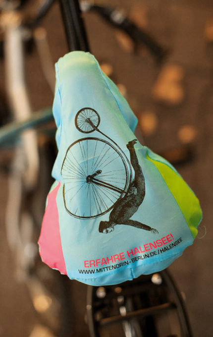Design des von okamo aus Berlin gestalteten Fahrrad-Sattelbezugs für die Preisträgerinitiative „Erfahre Halensee!“ im Rahmen von MittendrIn Berlin! 2010/11, hier im nächtlichen Einsatz