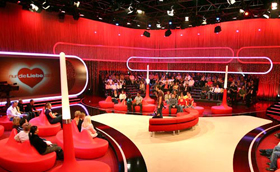 Das von okamo aus Berlin gestaltete Logo-Design der Sat.1-Fernsehshow „Nur die Liebe zählt“ mit Kai Pflaume im Rahmen der Studio-Dekoration bzw. des Set-Designs